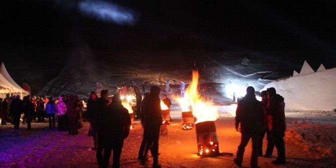 Çılgın Snowboardcular 70 Derece Eğimli Tepeden Gece Karanlıkta Kaydı