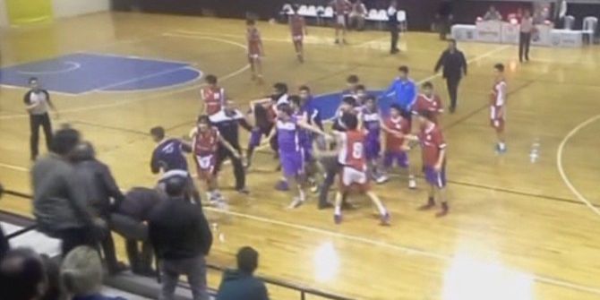 Basketbol Maçında Yumruklu Tekmeli Kavga