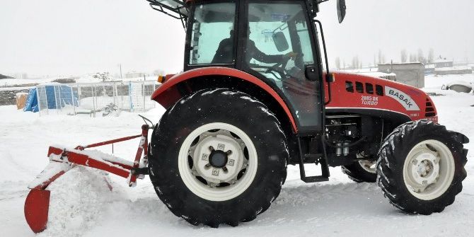 Kars’ta Kar Temizliğine Traktörlü Çözüm