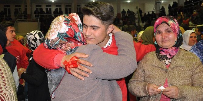 Asker Uğurlamasında Hüzün Ve Sevinç Bir Arada