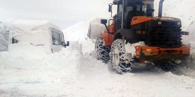 Ekipler Köy Yollarını Ulaşıma Açmak İçin Aralıksız Çalışıyor