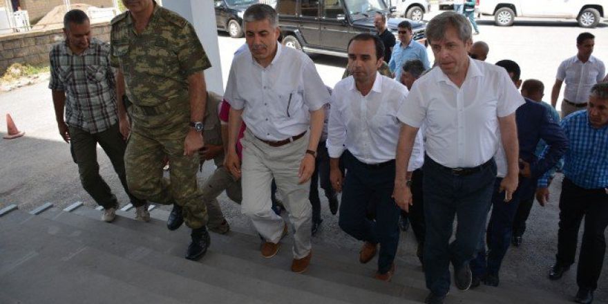 Vali Çınar Ve Komutanlardan Halk Ziyareti