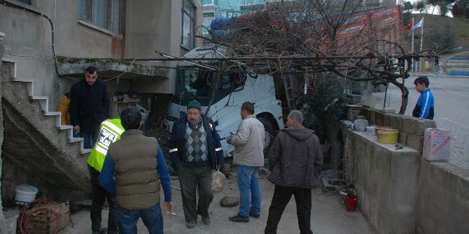 Freni Boşalan Kamyon Eve Girdi, Birkaç Saniyeyle Ölümden Kurtuldu