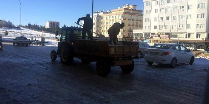 Buz Pistine Dönen Yollar İle Kaldırımlar Tuzlanıyor