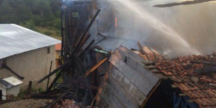 Kastamonu’da İki Katlı Ahşap Ev Yandı