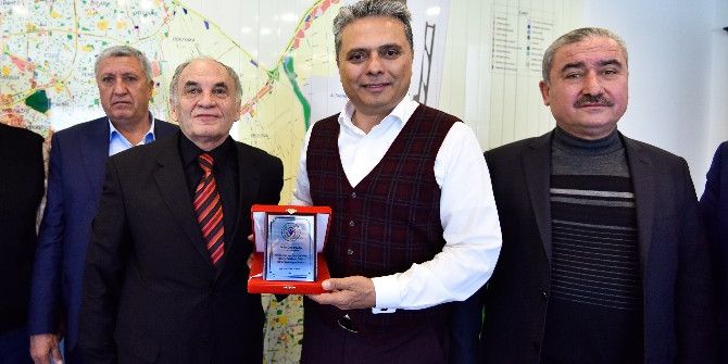 Kırcamililerden Başkan Uysal’a Teşekkür Plaketi