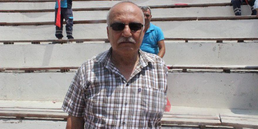 Darbeyi Engellemek İçin Tek Koluyla Askerlerin Önüne Atladı