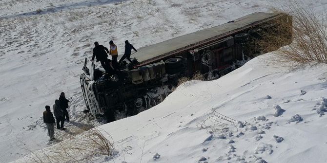 Adilcevaz’da Tır Devrildi: 1 Ölü