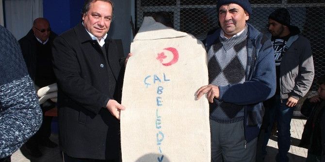 Çal Belediyesi Çobanlara Kepenek Hediye Etti