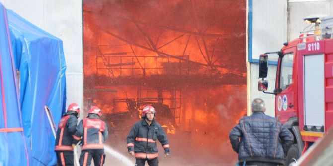 Baza Deposunda Çıkan Büyük Yangın Söndürüldü