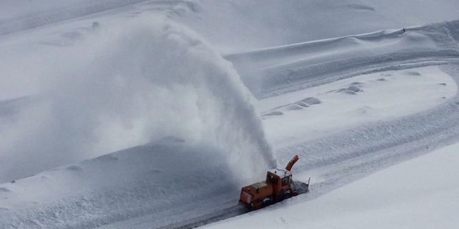 Bahçesaray Yoluna Çığ Düştü
