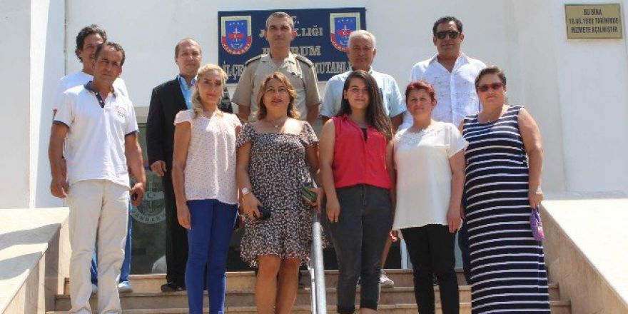 Bodrum’da Sanatçı Ege Ve Vatandaşlar Askere Moral Ziyaretinde Bulundu