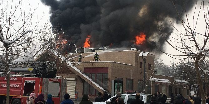 Sinema Salonunda Korkutan Yangın