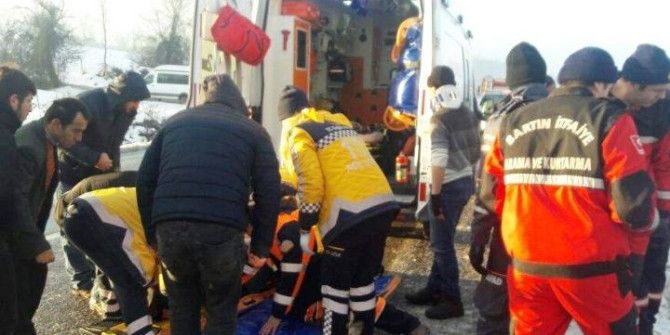 Bartın’da Otomobil Şarampole Yuvarlandı: 3 Yaralı