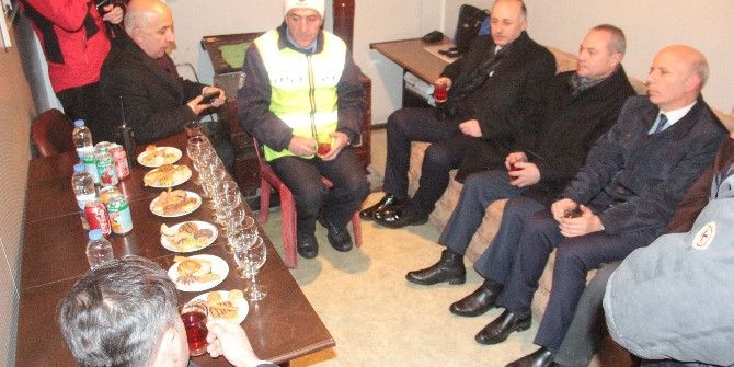 Validen Eksi 25 Derece Soğukta Nöbet Tutan Polislere Tatlı