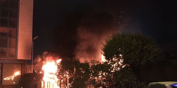 İş Merkezinin Bahçesindeki Konteyner Alev Alev Yandı