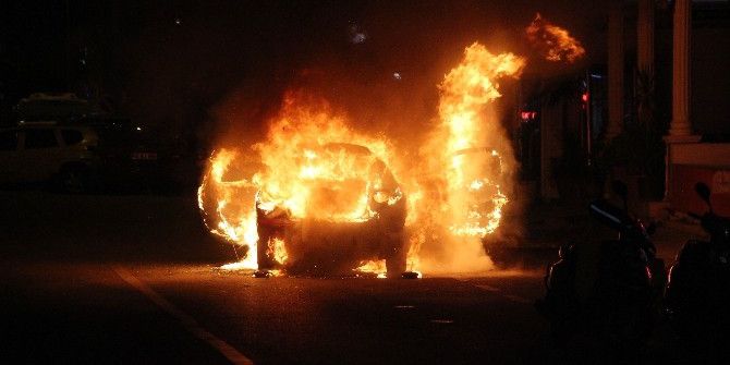 Otomobil Sokak Ortasında Alev Alev Yandı