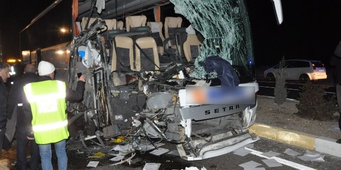 Uşak’ta Otobüs Kamyona Arkadan Çarptı: 1 Ölü, 12 Yaralı