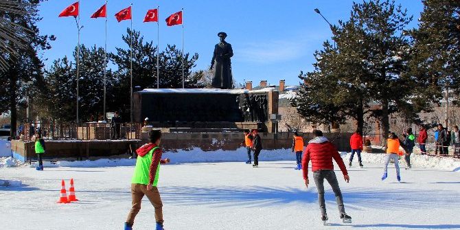 Süs Havuzunda ‘Buz Pateni’ Eğitimi