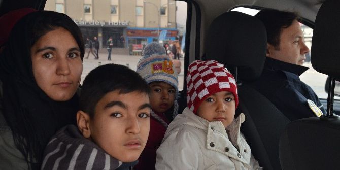 Günlerdir Sokaklarda Yatan 3 Çocuklu Afgan Aileye Polis Şefkati