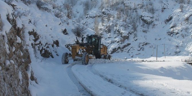 Yolu Kapanan Köyde Kalan Hasta İçin Operasyon