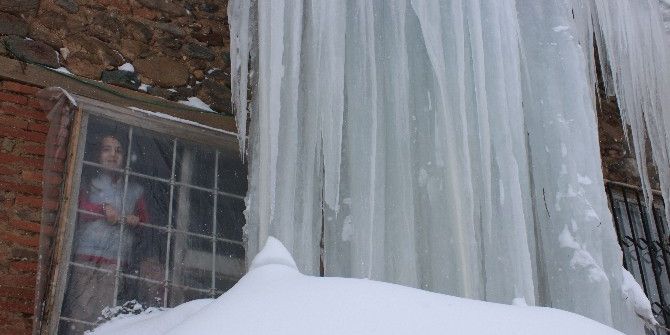 Muş’ta 5 Metrelik Buz Sarkıtı Görenleri Şaşırtıyor