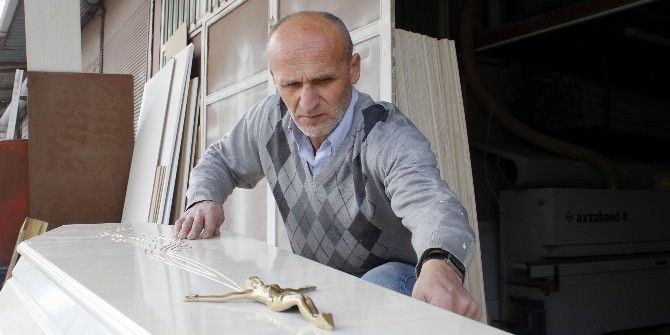 Sektördeki Eksiği Gören Marangoz, Ölüye Yaptığı Yatırımla Dünyaya Açıldı