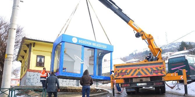 Bir Klimalı Durak Da Çarşı Mahalleye