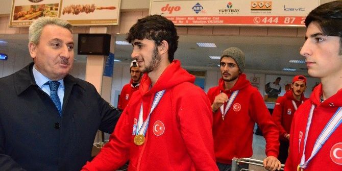 Şampiyon Buz Hokeyciler Çiçeklerle Karşılandı