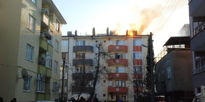 Çatı Arasına Boşaltılan Soba Kovası Binayı Yakıyordu