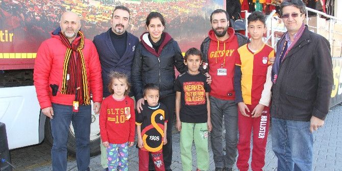 Fethiye’de Minik Taraftarlara Forma Hediye Edildi