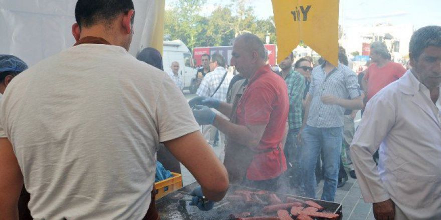 Taksim Meydanı’nda Demokrasi Nöbeti Tutanlara Sucuk Ekmek Dağıtıldı