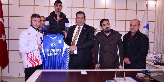Bedensel Engelli Basketbolcular Başkan Atilla’yı Ziyaret Ettiler