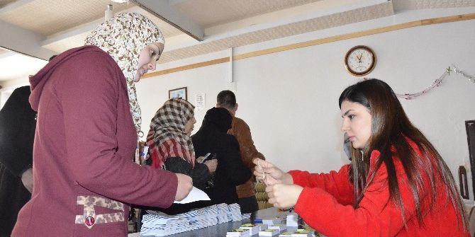 Suriyeli Muhtaç Ailelere Kızılay Kart Dağıtıldı