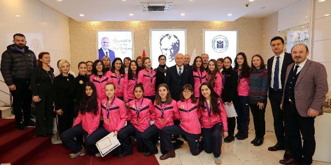 Buzun Kraliçeleri Okulda Da Başarılı