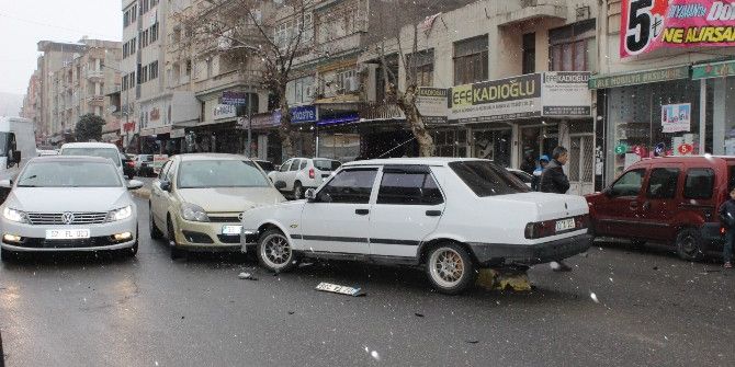 Zincirleme Kazada Maddi Hasar Meydana Geldi