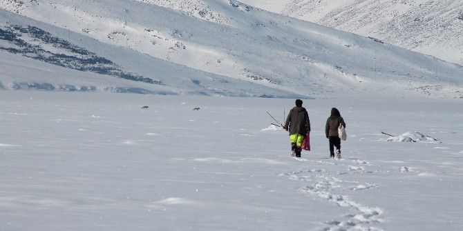 Çıldır Gölü Üzerinde Balıkçılarla Ve Kurtlar Bir Arada