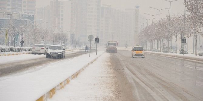 Büyükşehir Belediyesi’nin Karla Mücadelesi Sürüyor