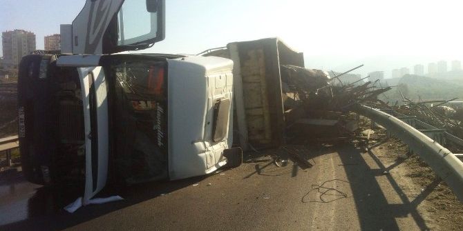 Hurda Yüklü Tır Devrildi