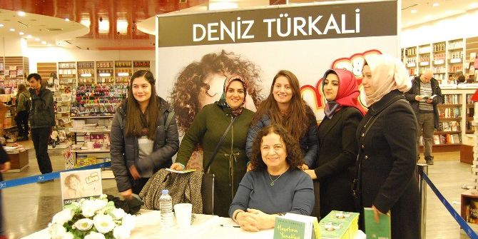 Deniz Türkali Forum Mersin’de Kitabını İmzaladı