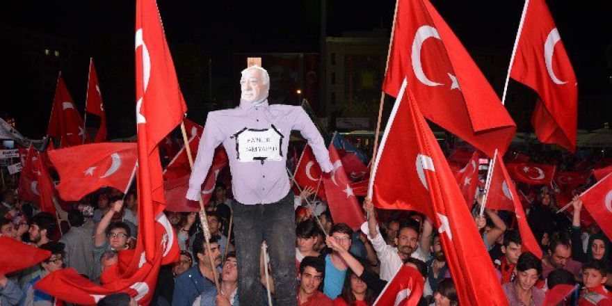 Eskişehir Halkı Demokrasi Nöbetinin 6. Gecesinde