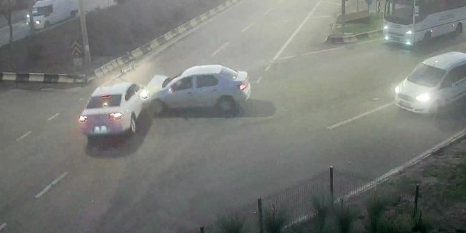 Otomobillerin Çarpışması Saniye Saniye Kameraya Yansıdı