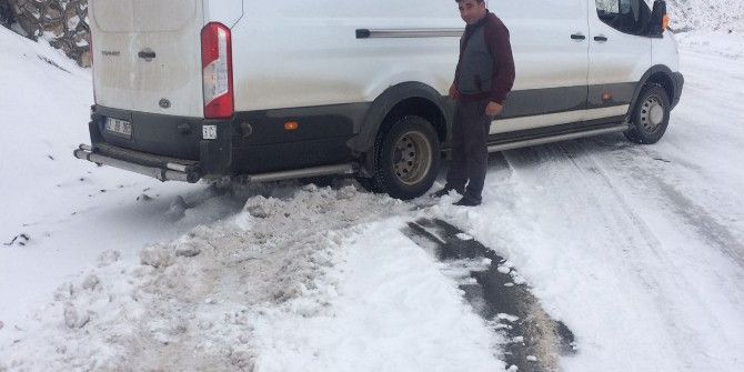 Yoğun Kar Yağışı Sürücülere Zor Anlar Yaşattı