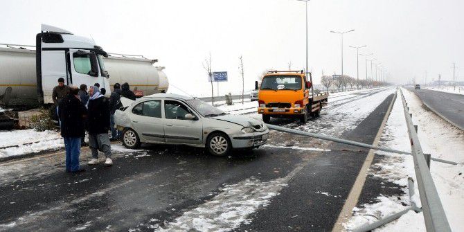 Yoldan Çıkan Araçlar Aydınlatma Direklerini Devirdi