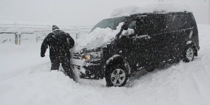 Rize’de Kar Hayatı Felç Etti