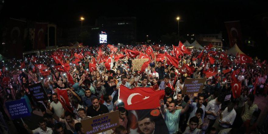 Samsun’da Vatandaşlar ‘Demokrasi Nöbeti’ni Sürdürüyor