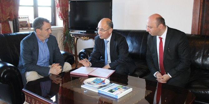 Ayvalık’ta Protokol Üyeleri Öğrencilere Kitap Okuyacaklar