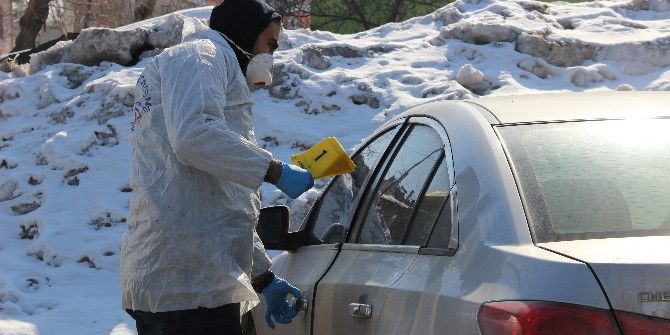 Silahının Emniyetini Kontrol Ederken Kendini Vurdu