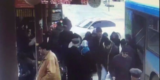 Buzda Kayan Otomobil Otobüs Durağına Daldı: 1 Ölü, 1 Yaralı