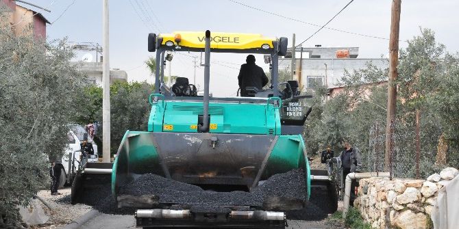 Erdemli’de Sıcak Asfalt Çalışmaları Devam Ediyor